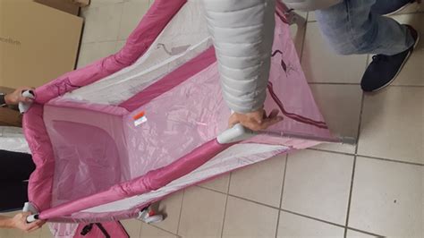 Ilustrácia rodičovskej postele s pripojenou detskou postieľkou, kde je stiahnutý bok.