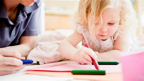 Dieťa kreslí v jasliach