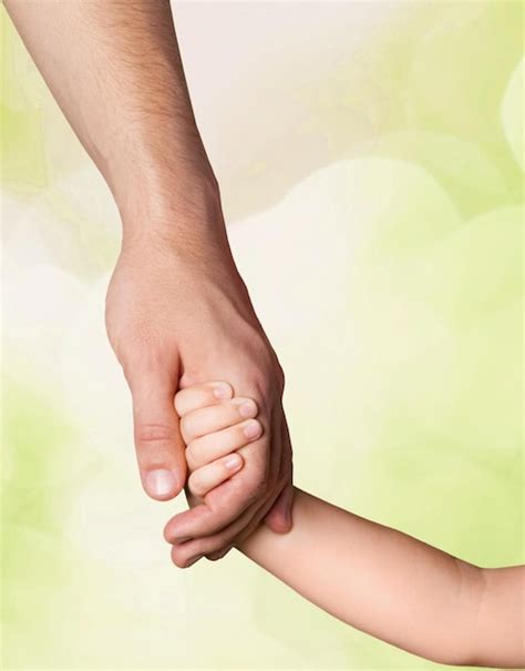 detské ruky pri prvom kŕmení