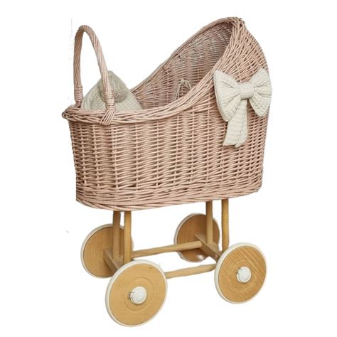 dievčatko tlačiace prútený kočík pre bábiky