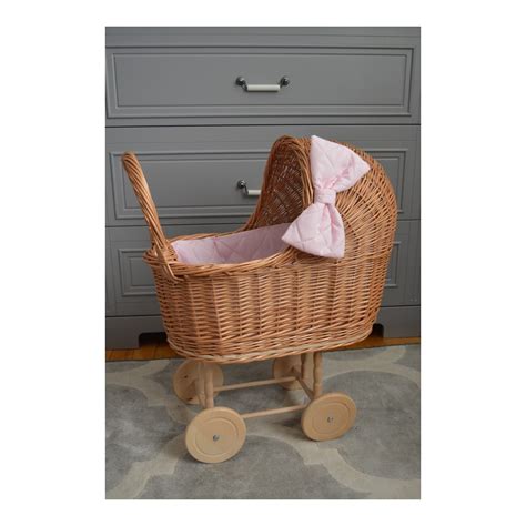 detail prúteného kočíka pre bábiky s látkovou výplňou