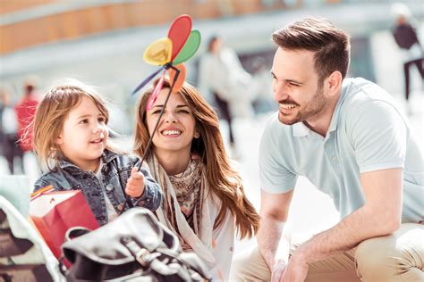 ilustrácia rodiny s malým dieťaťom