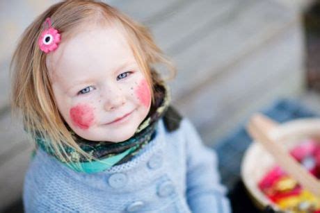 dieťa si samo podáva jedlo