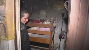 Matka s dvoma deťmi, jedno v náručí, druhé sa hrá vedľa