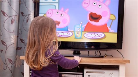 Dieťa sledujúce televíziu