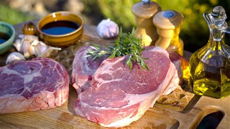 Ilustrácia stravy z obdobia paleolitu s dôrazom na mäso, ryby, ovocie a zeleninu.