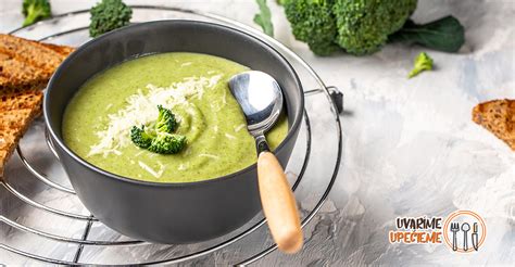 Hotová brokolicová polievka s krutónmi a bylinkami