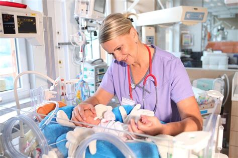 Ilustrácia novorodenca na hrudi matky