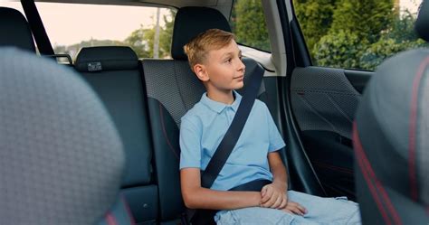 Dieťa v autosedačke s bezpečnostným pásom