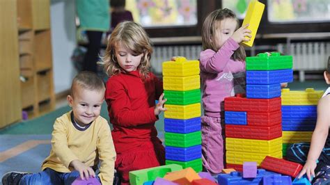 Deti pracujúce na záhradke v škôlke