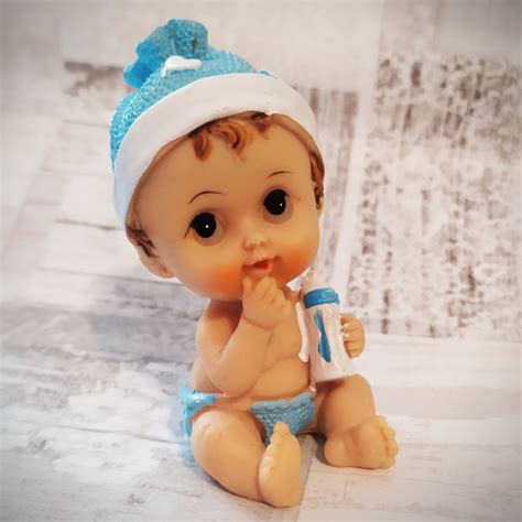 Dieťa sediace samostatne