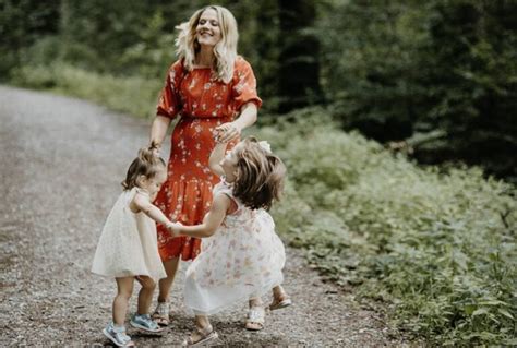 Rodina sledujúca rast dieťaťa