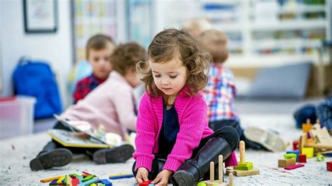 dieťa hrá s hračkami vo vani