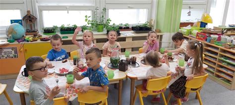 Dieťa s rodičom pred budovou materskej školy