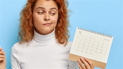 žena sledujúca kalendár