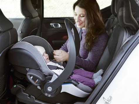 ilustrácia novorodenca v autosedačke