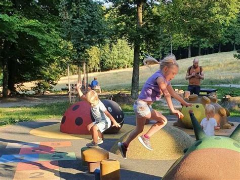 Deti hrajúce sa na detskom ihrisku pri jasliach