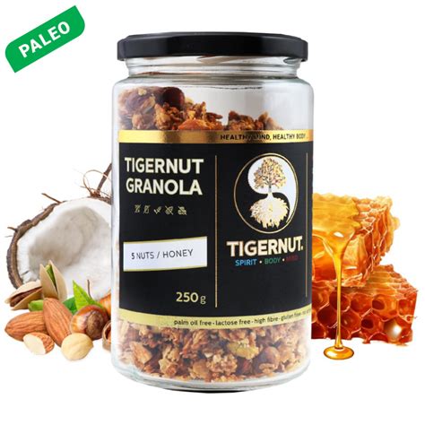 Misky s rôznymi druhmi orechov