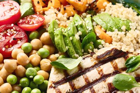 Farebný tanier s jedlom naaranžovaným do tvaru tváre