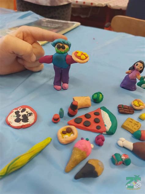 Deti modelujú z plastelíny