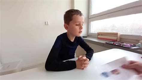 Dieťa s autizmom sa hrá so stavebnicou