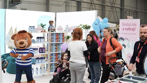 Ilustrácia nastávajúcich rodičov nakupujúcich detskú výbavičku