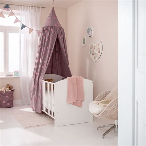 Ilustrácia detskej postieľky s baldachýnom