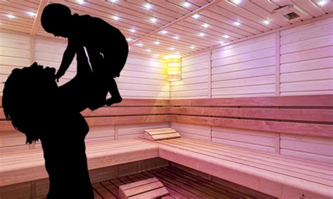 malé dieťa v saune s rodičom