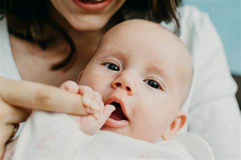 bábätko s otvorenými ústami, pripravené hovoriť