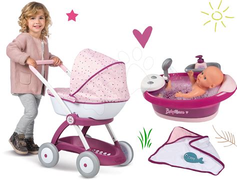 Dievčatko sa hrá s kočíkom pre bábiky