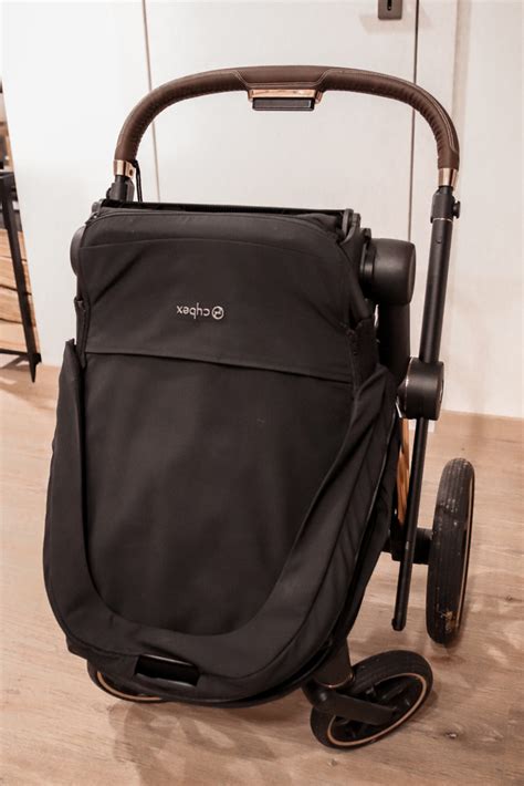 Ilustrácia skladania kočíka jednou rukou