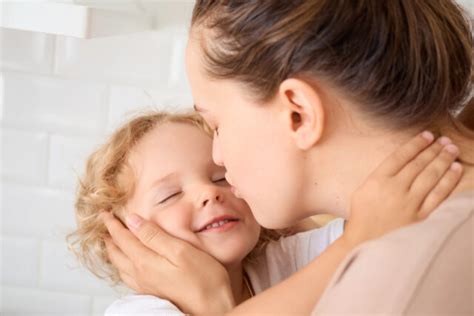 Matka drží na rukách dieťa, ktoré ešte nechodí