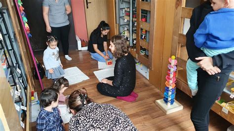 Maria Montessori s deťmi v triede