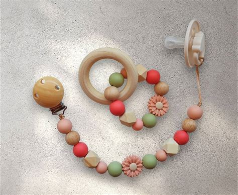 Ilustrácia správneho pripevnenia držiaka na cumlík