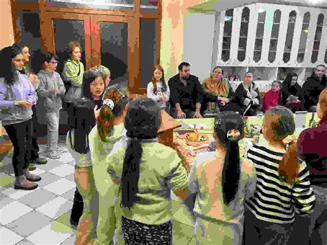 Ilustrácia rodičov s deťmi v modlitbe