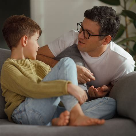 Ilustrácia zobrazujúca pokojnú komunikáciu medzi rodičom a dieťaťom