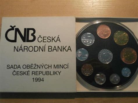 Ilustrácia šetriacej pokladničky a mincí