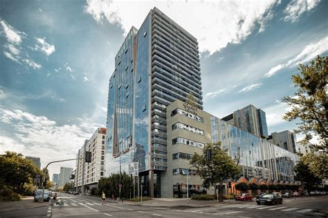 Ilustrácia súdnej budovy so symbolmi spravodlivosti