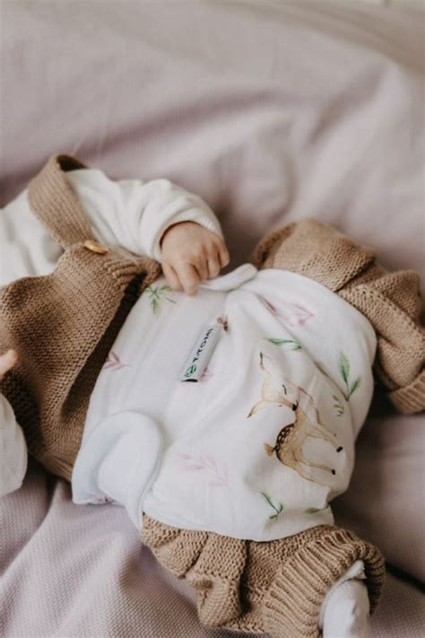 Dieťa oblečené v body a dupačkách