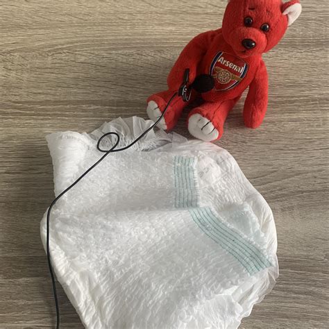 Dieťa hrajúce sa v plienkach