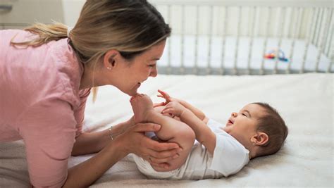 Ilustrácia správneho spôsobu utierania pri prebaľovaní dievčatka