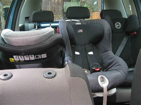 Ilustrácia pripájania autosedačky k Isofixu