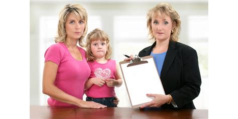 Ilustrácia dieťaťa s rodičom v poradni