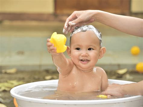 Dieťa sa kúpe vo vaničke s podložkou