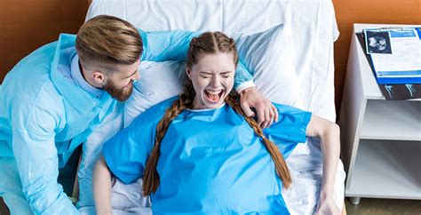 Partner sprevádza ženu pri pôrode