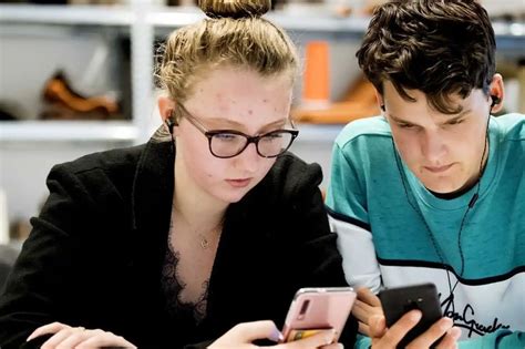 Dieťa s nesprávnym držaním tela pri používaní mobilného telefónu