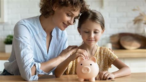 Ilustrácia rodiny, kde jeden rodič dáva peniaze druhému rodičovi pre dieťa.