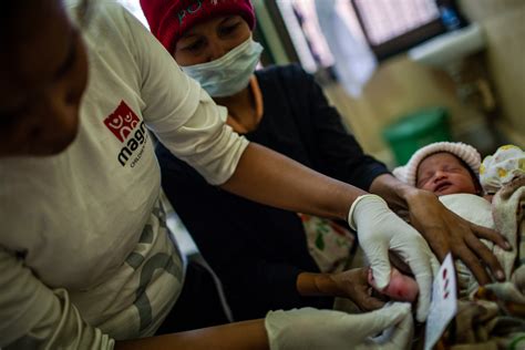 Ilustrácia prenosu herpesu z matky na novorodenca