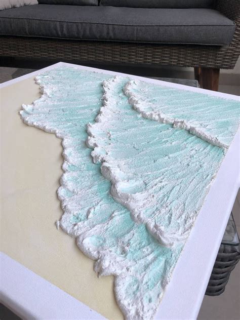 Umelec nanášajúci textúrovaný gél na obraz