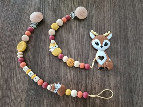 Kombinácia drevených a silikónových korálok na retiazke na cumlík